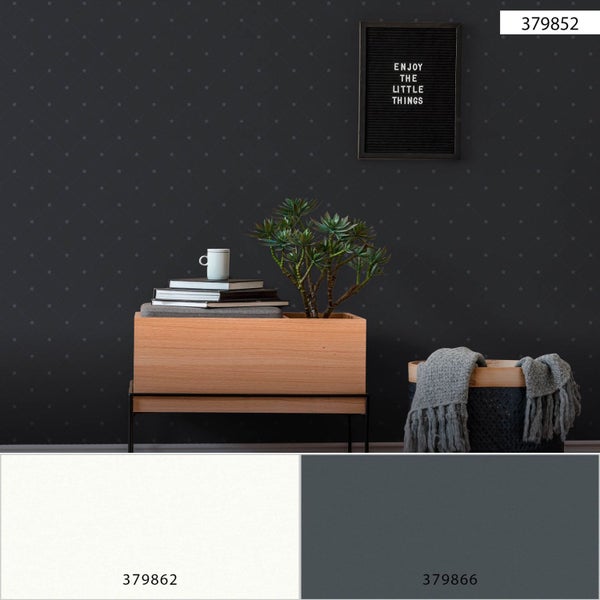 Szene mit gemusterter Tapete, Beistelltisch und Dekorationsartikeln