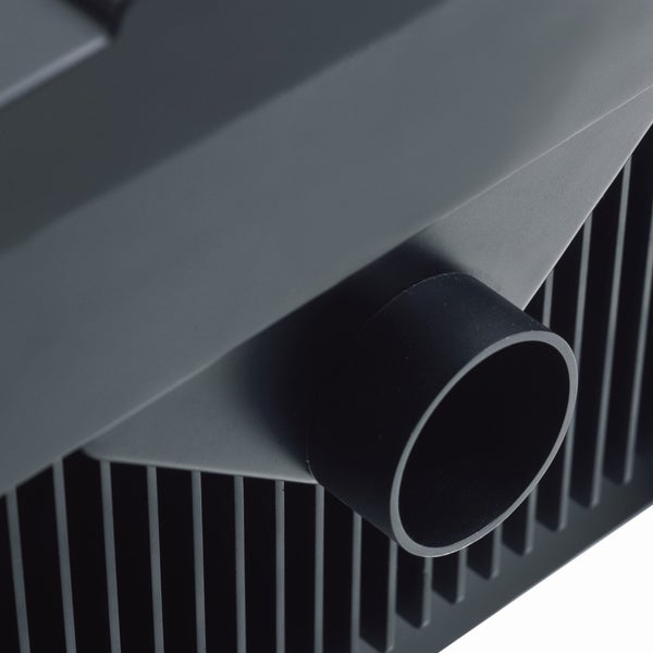 Detailansicht einer Kunststoffabdeckung mit Absaugstutzen und Lüftungsschlitzen.