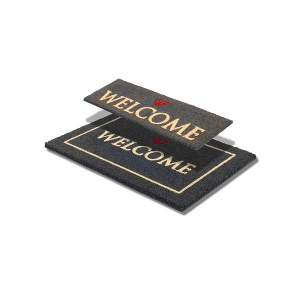 Zwei Fußmatten mit der Aufschrift Willkommen
