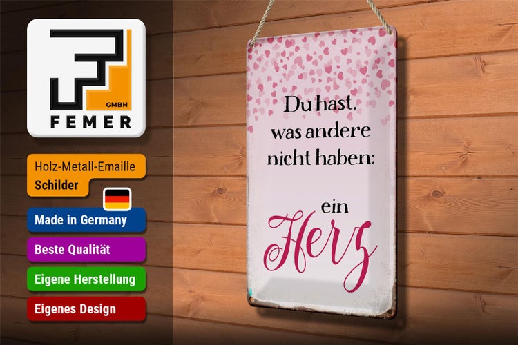 Metallschild mit der Aufschrift Du hast, was andere nicht haben: ein Herz.
