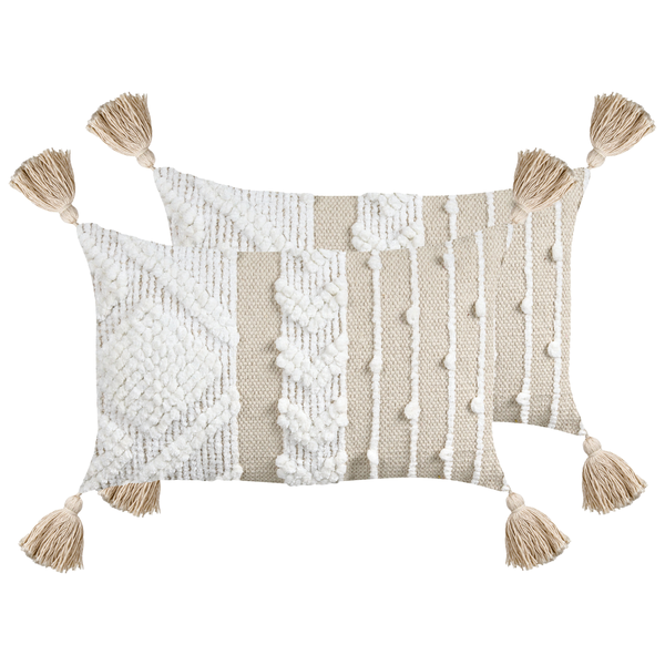 Abmessungen von zwei dekorativen Kissen mit Quasten