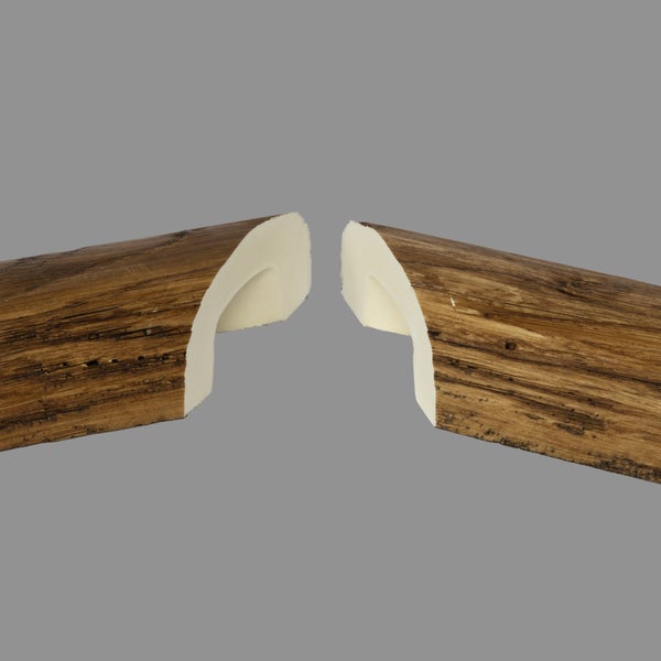 Zwei Dämmstoff-Heizungsrohrschalen mit Holzdekor