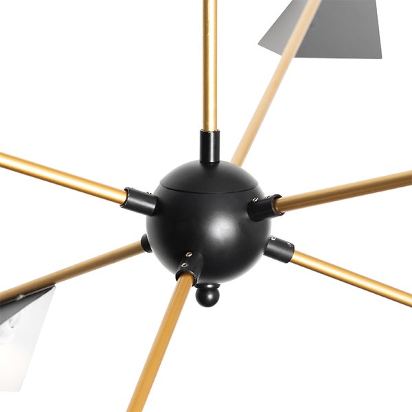 Detailaufnahme einer Pendelleuchte mit Kugelform, goldfarbenen Stäben und rechteckigen Reflektoren