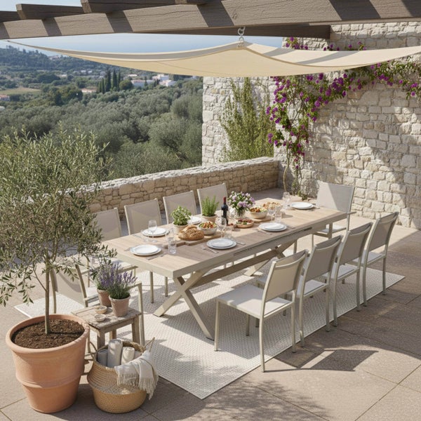 Bistro-Set bestehend aus einem quadratischen Stehtisch und zwei Barstühlen aus Metall mit Sitzflächen und Rückenlehnen in Lamellenoptik.