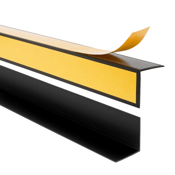 Selbstklebendes Winkelprofil aus schwarzem Kunststoff.