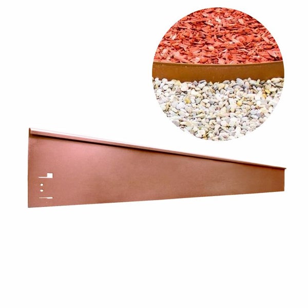 Beeteinfassung aus Metall mit roter Rinde und weißen Kieselsteinen