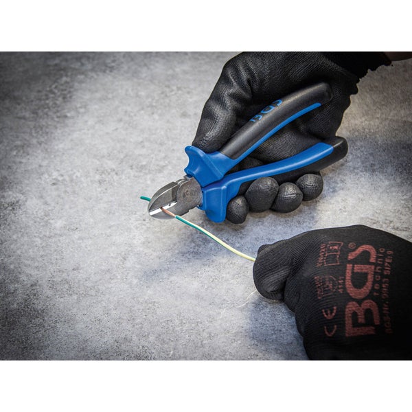 Eine Person mit Arbeitshandschuhen schneidet mit einer Seitenschneider eine Leitung.