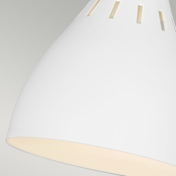 Hängelampe mit schlitzförmigen Öffnungen am Lampenschirm