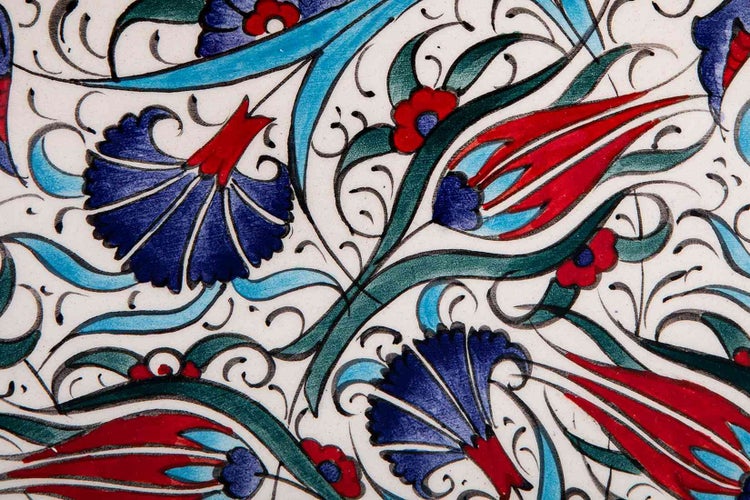 Detailansicht eines Dekors mit floralen Motiven