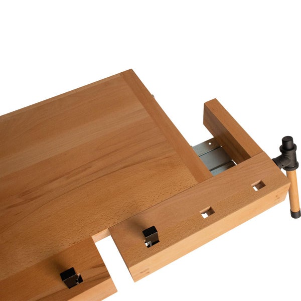 Detailansicht einer Hobelbank aus Holz mit Spannvorrichtung