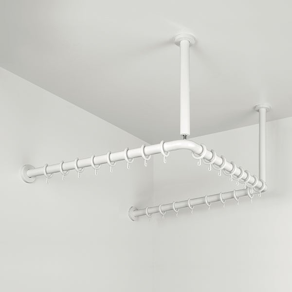 Weiße, u-förmige Duschvorhangstange aus Metall mit Wand- und Deckenhalterungen sowie Vorhangringen.