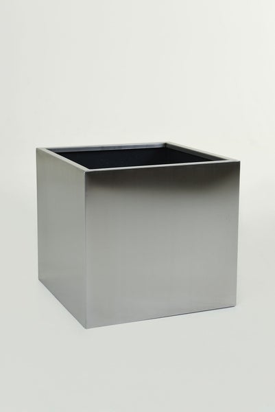 Quadratischer Pflanzkübel aus gebürstetem Edelstahl.
