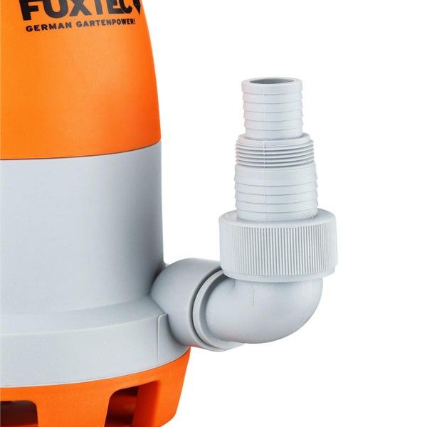 Nahaufnahme eines Schlauchanschlusses an einer Fuxtec Schmutzwasserpumpe mit grauem Kunststoff-Stufenadapter.
