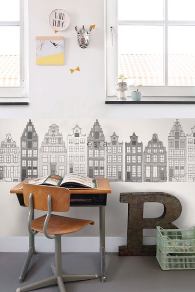 Kinderzimmer mit Schreibtisch und Wandbild mit Häusermotiven
