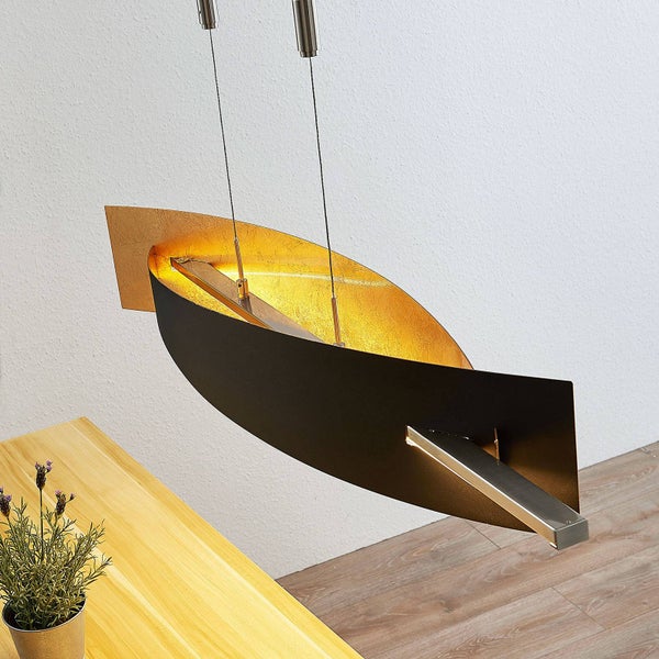 Moderne LED-Pendelleuchte in gebogener Form mit schwarzer Außenseite und goldfarbener Innenseite, aufgehängt an zwei dünnen Seilen.