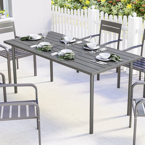Gartenstuhl aus Metall mit ergonomischen Armlehnen, breiter Rückenlehne mit Ornamenten und verstellbaren Fußpolstern.