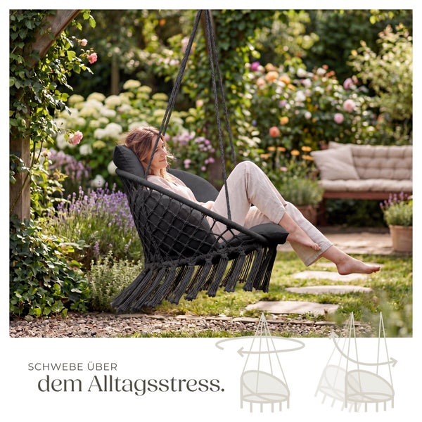 Eine Person entspannt in einem Hängesessel mit Kissen in einem Garten. Symbole zeigen die Dreh- und Schwingfunktion des Sessels.