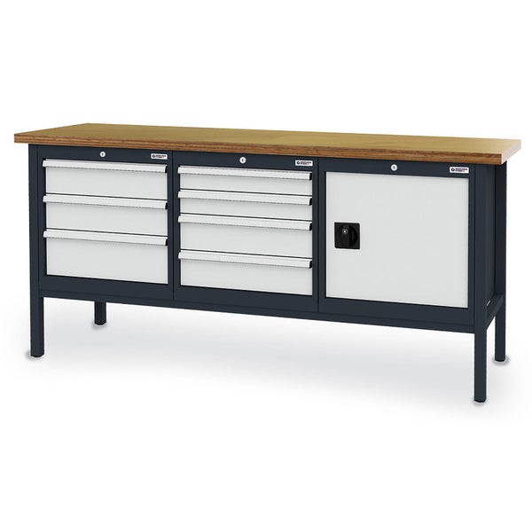 Blühender Blumenhartriegel Baum im Außenbereich.