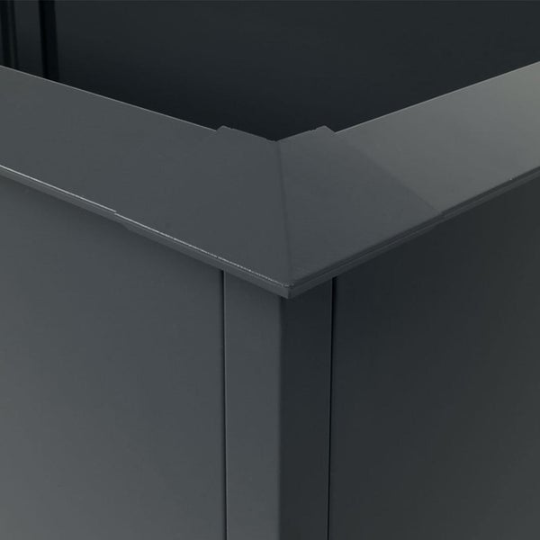 Nahaufnahme der stabilen Eckverbindung eines Hochbeets aus Metall.