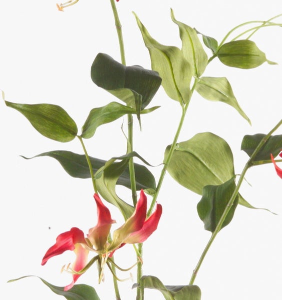 Künstliche Farnzweige mit detailgetreuen grünen Blättern.