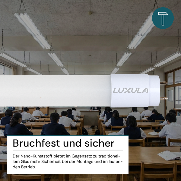 Luxula Logo auf einer bruchfesten LED-Röhre aus Nano-Kunststoff für sichere Montage, gezeigt in einem hellen Klassenzimmer mit Deckenbeleuchtung.