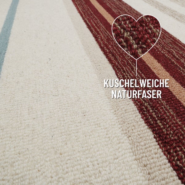 Detailaufnahme der Textur eines gestreiften Teppichs aus weicher Naturfaser.