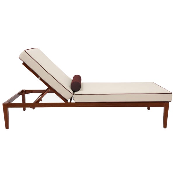Gartenliege aus dunklem Holz mit cremefarbener Auflage und weinrotem Nackenkissen, verstellbare Rückenlehne.