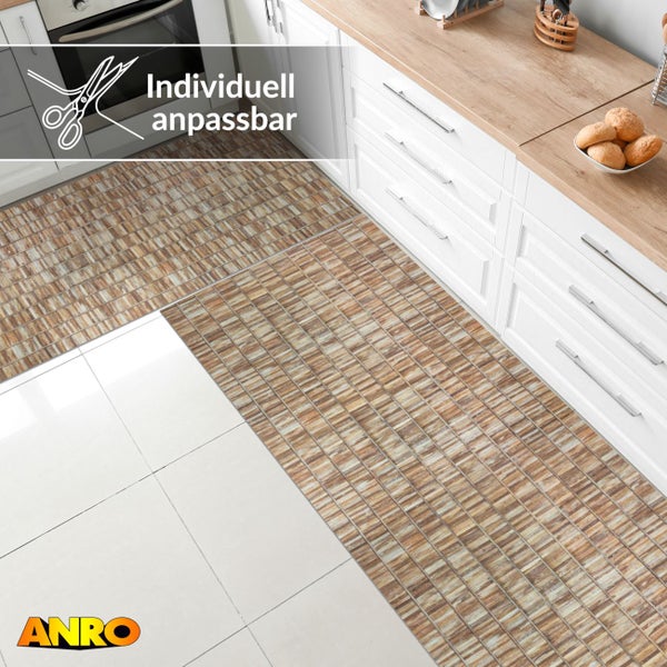 Küchenläufer mit Mosaikmuster auf Bodenfliesen in einer hellen Küche mit Schränken und Arbeitsplatte. Individuell anpassbar. ANRO Logo.