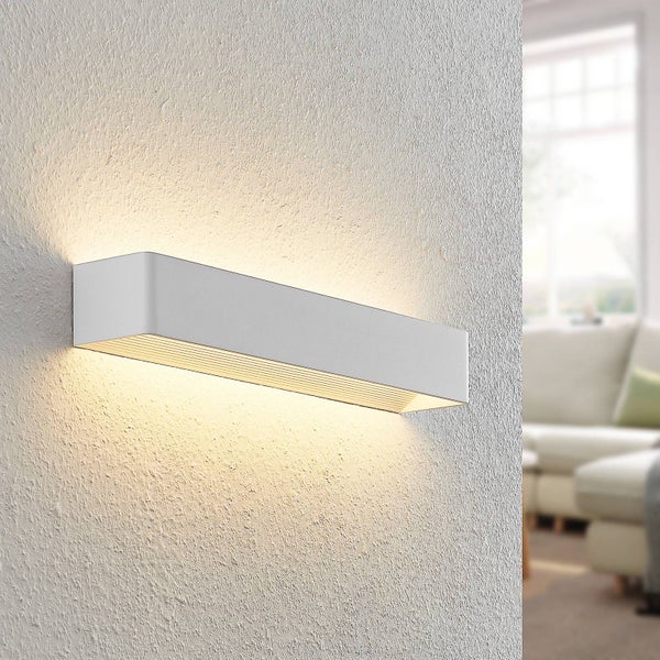 Moderne rechteckige LED-Wandleuchte mit abgerundeten Ecken, Lichtaustritt nach oben und unten auf einer strukturierten Wand.