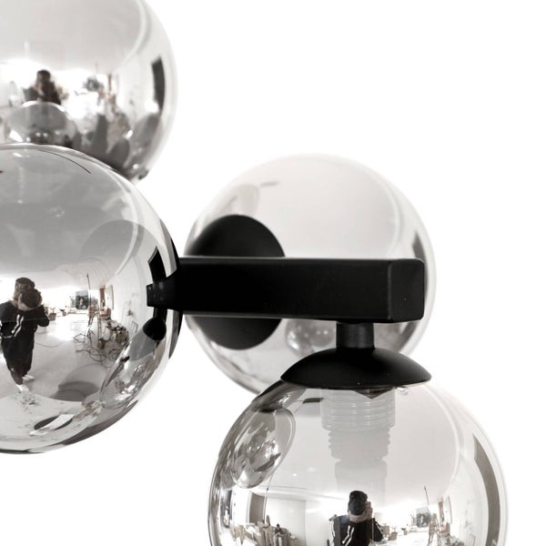 Deckenleuchte mit vier Lampen und runden Lampenschirmen