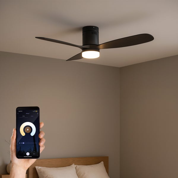 Smart Home Deckenventilator mit LED Beleuchtung steuerbar per App in einem Schlafzimmer.