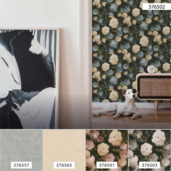 Wohnraum mit floraler Tapete, Kommode, Hund und Kunstdruck