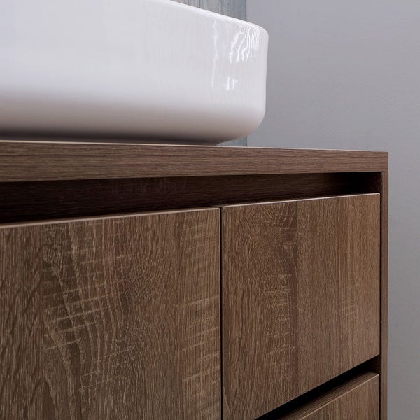 Detailaufnahme eines Waschtischunterschranks mit Holzoptik und Aufsatzwaschbecken