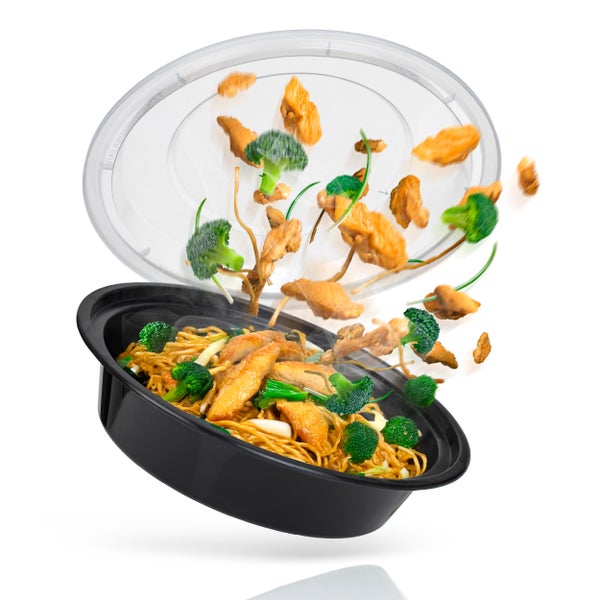 Schwarze mikrowellengeeignete Menüschale mit transparentem Deckel, gefüllt mit Nudeln, Huhn und Brokkoli.