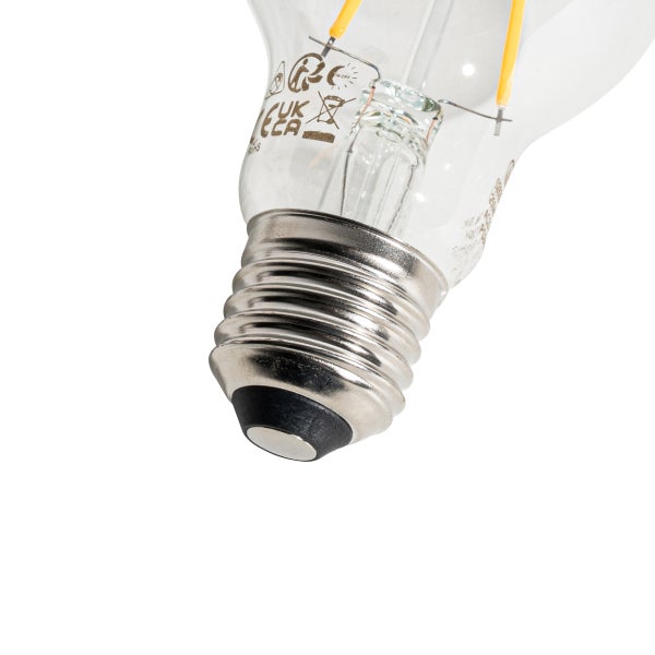 Nahaufnahme eines LED-Leuchtmittels mit E27-Schraubsockel aus Metall und Zertifizierungssymbolen auf dem klaren Glaskolben.