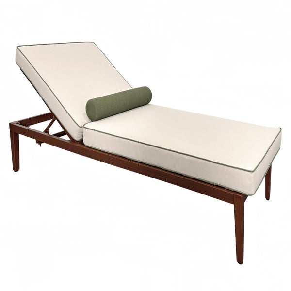 Gartenliege aus dunklem Holz mit dicker cremefarbener Auflage, grünem Keder und einer grünen Nackenrolle, Rückenlehne verstellbar.