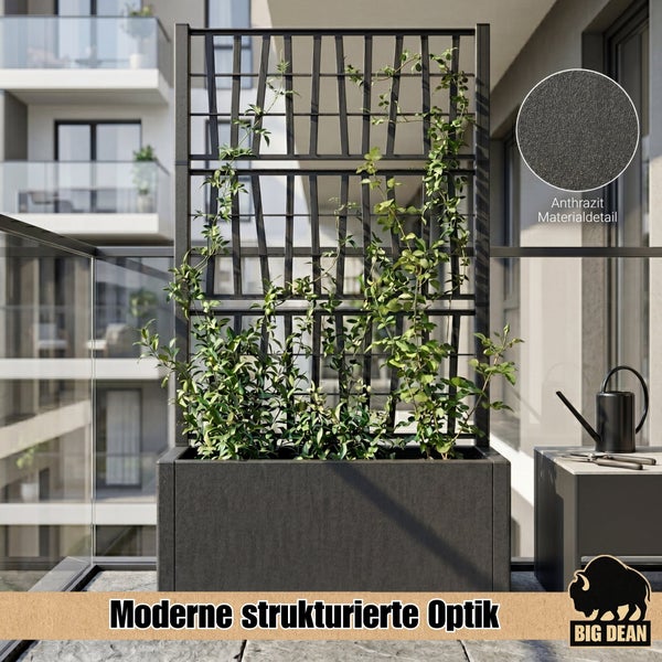 Rechteckiger Pflanzkübel mit integriertem Rankgitter aus Metall auf einem Balkon mit einer strukturierten Oberfläche in moderner Gestaltung.