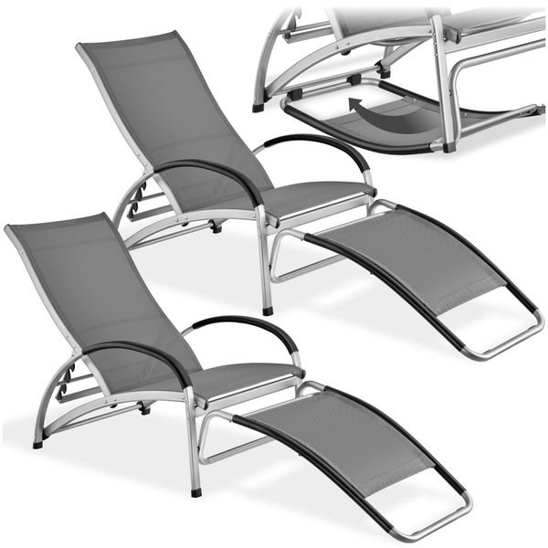 Set aus zwei Gartenliegen mit Fußhocker, Metallgestell und Textilgewebe.