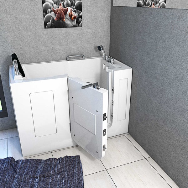 Begehbare Badewanne mit offener Tür in einem Badezimmer