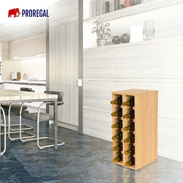 Proregal Logo. Ein Weinregal aus Holz gefüllt mit Weinflaschen in einer hellen, modernen Küche mit Esstisch und Stühlen.