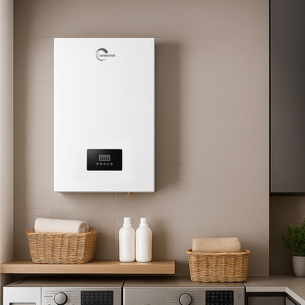 Weiße Sannover Wandtherme mit Digitaldisplay an einer gefliesten Wand in einem hellen, modern eingerichteten Hauswirtschaftsraum.