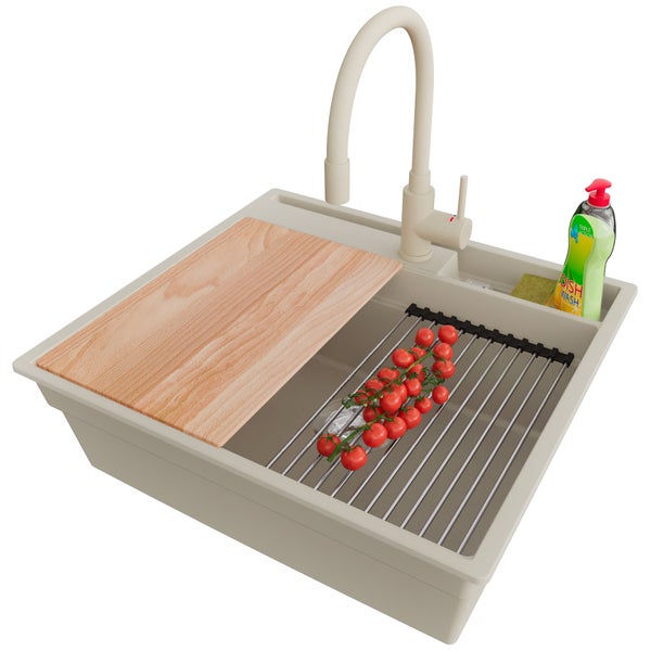 Spüle mit Schneidebrett, Abtropfgitter, Armatur, Spülmittel und Tomaten