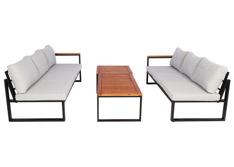 Modernes Garten-Lounge-Set mit zwei Dreisitzer-Sofas und einem rechteckigen Tisch. Metallgestell, Armlehnen und Tischplatte aus Holz, graue Polster.
