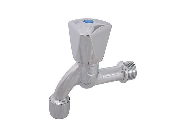 Verchromtes Auslaufventil mit Dreikantgriff und Wandanschluss.