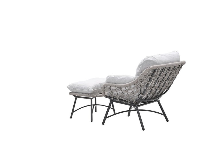 Garten-Loungesessel mit Hocker, Seilbespannung, Metallgestell und grauen Polstern.