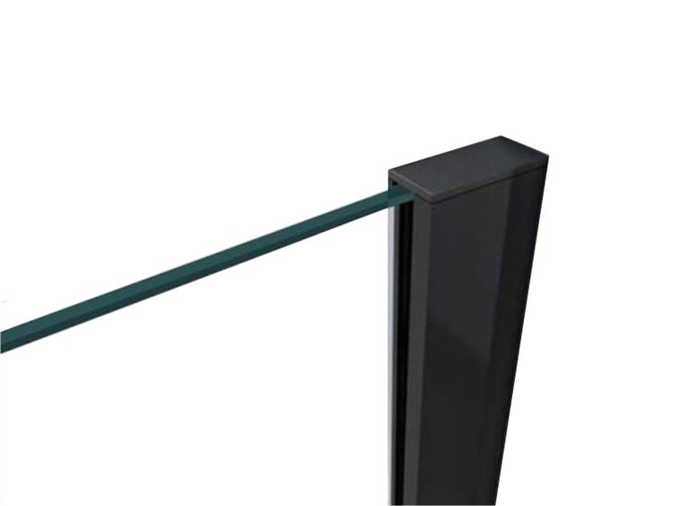 Detailansicht eines schwarzen Pfostens mit eingefasster Glasscheibe für ein Geländersystem.