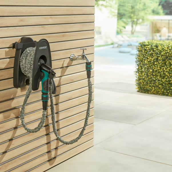 VONROC Gartenschlauch 10 Meter, flexibler Wasserschlauch - Flexschlauch inkl. Wandhalterung und Multispritze - Ausziehbarer knickfreier Schlauch für Garten
