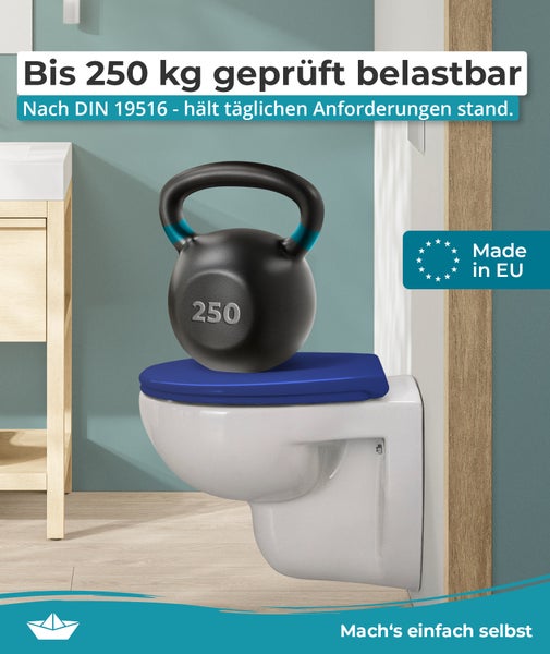 Wand-Toilette mit blauem Toilettensitz, belastbar bis 250 Kilogramm nach DIN 19516. Kettlebell auf dem Deckel. Hergestellt in der Europäischen Union.