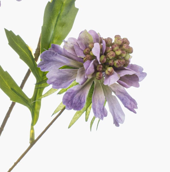 Künstlicher Farn mit mehreren grünen Farnwedeln.