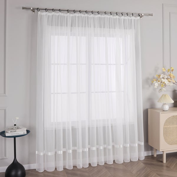 Fenster mit transparentem Vorhang und Gardinenstange